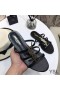 Yves Saint Laurent Cassandra Slides Em Couro Envernizado Preto/Ouro
