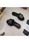 Yves Saint Laurent Monograma Slides Em Matelassê De Couro Envernizado Preto