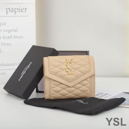 Yves Saint Laurent Kis Gaby Trifold Tárca A Steppelt Báránybőr Sárgabarack/Arany