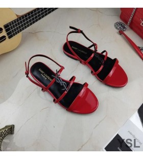 Yves Saint Laurent Cassandra Lapos Szandál Öt-Hevederek A Szabadalmi Bőr, Piros