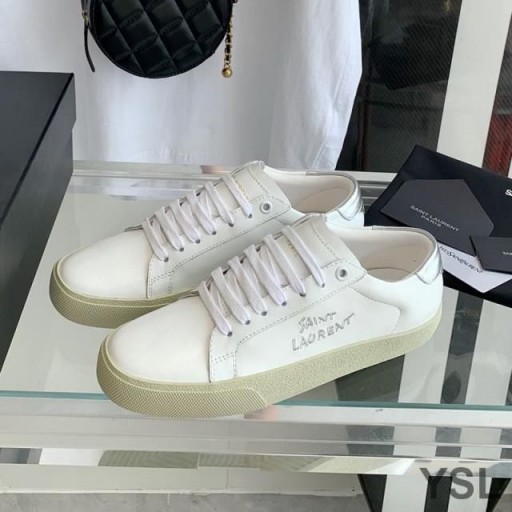Yves Saint Laurent Chúirt Clasaiceach Sneakers I Bróidnithe Leathar le Silver Logo Bán/Silver