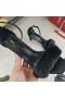 Yves Saint Laurent Ómra Sandals Sa Smooth Leathar agus Fionnaidh Minceanna Dubh