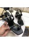 Yves Saint Laurent Cassandra Heeled Sandals le Toehold Lúb Sa Smooth Leathar Dubh