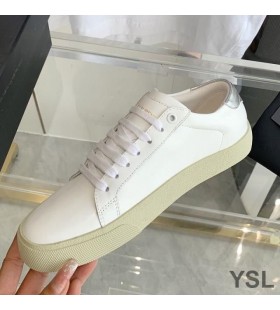 Yves Saint Laurent Chúirt Clasaiceach Sneakers I Bróidnithe Leathar le Silver Logo Bán/Silver
