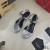 Yves Saint Laurent Cassandra Flat Sandali Con T-Strap In Pelle Di Vitello Argento