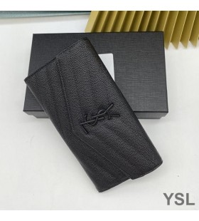 イヴ-サンローランの大型フラップモノグラム財布、粒度のMatelasse革の黒