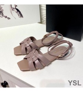 Sandały marki Yves Saint Laurent Tribute Na płaskiej podeszwie Z Gładkiej Skóry koloru Wiśniowego