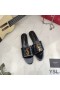 Yves Saint Laurent Monogram Listov V Aligátor-Plastický Lakovaná Koža Čierna