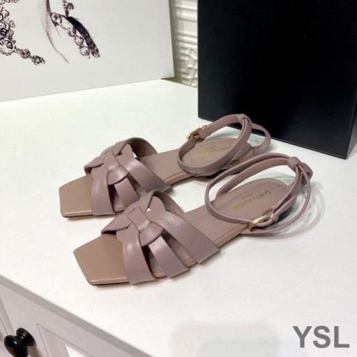 Yves Saint Laurent 공 플랫 샌들에서 부드러운 가죽 체리