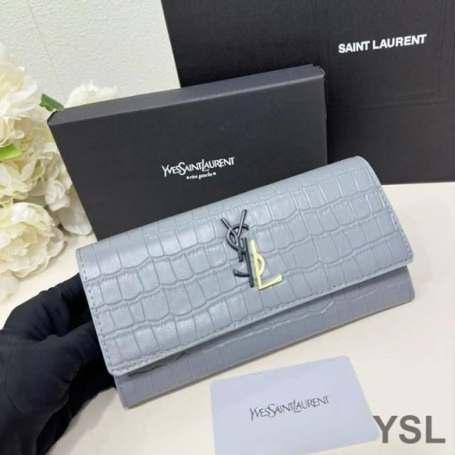 Yves Saint Laurent Stora Cassandra Dekonstruera Bifold Plånbok I Krokodil Präglat Läder Himlen Är Blå