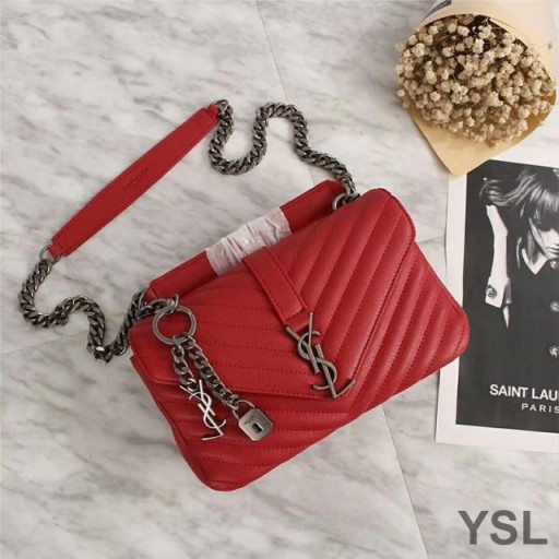 Yves Saint Laurent Medium Klassiska College Kedja Väska I Matelasse Läder Röd/Silver