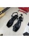 Yves Saint Laurent Cassandra Sandalias Planas con punto de Apoyo Bucle En charol Negro