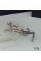 Yves Saint Laurent Opyum Broche In Metalen, Emaille en Kristallen, Zilver/Zwart