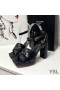 Yves Saint Laurent Tribute Platform Sandalen In Glad Leder Zwart