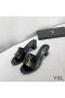 Yves Saint Laurent Monogram Heeled Slides In Alligator Prägung Leder Schwarz